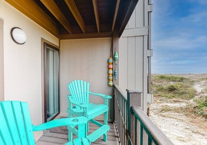 Oceanfront, 1st-Floor Condo with Patio, WiFi, Washer/Dryer & Shared Pools/Grills