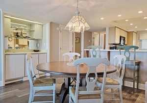Oceanfront 2-story condo, direct ocean view, 2 balconies, 2 king beds, pool