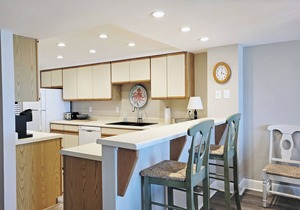 Oceanfront 2-story condo, direct ocean view, 2 balconies, 2 king beds, pool