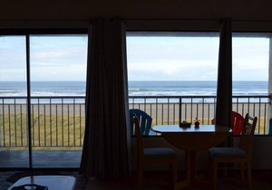 Oceanfront 4th floor, Corner Unit w/Balcony & Spectacular Ocean Views
