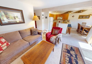 On River Trail, Deck. Walk/Shuttle to Shops, Dining, Events. 2 Hot Tubs