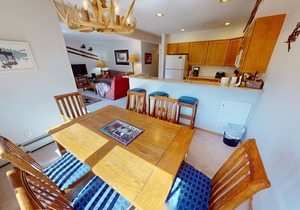 On River Trail, Deck. Walk/Shuttle to Shops, Dining, Events. 2 Hot Tubs