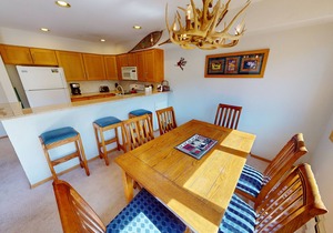 On River Trail, Deck. Walk/Shuttle to Shops, Dining, Events. 2 Hot Tubs
