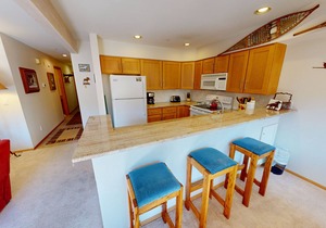 On River Trail, Deck. Walk/Shuttle to Shops, Dining, Events. 2 Hot Tubs
