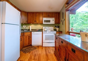 Our Greyt Escape - 711 Mountainside RoadnnOur Greyt Escape - Lake Access, Pet Friendly, Two Wood Stoves, Hot Tub