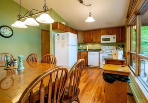 Our Greyt Escape - 711 Mountainside RoadnnOur Greyt Escape - Lake Access, Pet Friendly, Two Wood Stoves, Hot Tub
