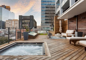 Paramount Place by AvantStay 4 Story Apartment in Heart of Austin w/ Movie Theatre & Hot Tub