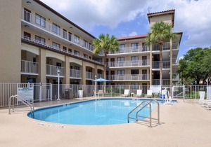 Perfect Family Escape! Three Units, Pool, Breakfast, Shuttle to Parks, Parking