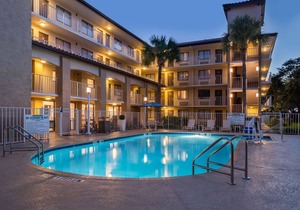 Perfect Family Escape! Three Units, Pool, Breakfast, Shuttle to Parks, Parking