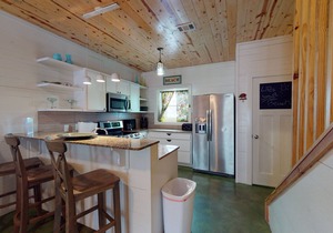Pet Friendly, Located in Town, Close to beach, Shared Pool, Golf Cart Access