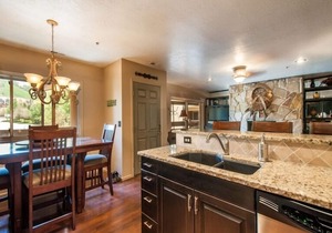 Platinum Rated 2BR Sleeps 7/8 Walk to the Slopes, Downtown. Location,Location!