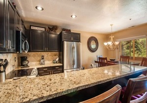 Platinum Rated 2BR Sleeps 7/8 Walk to the Slopes, Downtown. Location,Location!