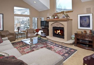 Plush Vail Home on Free Town Shuttle Route, 7 Min to Mtn! Walk to Shops, Dining