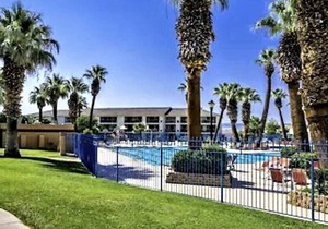 Pool Side Paradise ! 2 bed, 2 Bath - Sleeps 8 !
