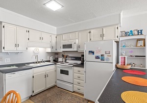 Popular Golden Mile location within a short distance to many local attractions!