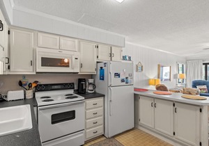 Popular Golden Mile location within a short distance to many local attractions!