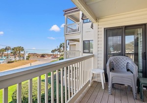 Popular Golden Mile location within a short distance to many local attractions!