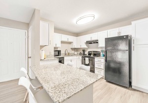 Quaint 2BR King Suite w Gym& close to DT