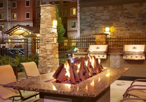 Relaxing Retreat! 1 Bedroom Suite with Access to a Heated Pool & Hot Tub | Free Breakfast Buffet