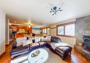 Renovated townhouse near downtown Avon & trails w/decks, washer/dryer, free WiFi
