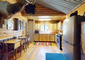 Rustic bunk house surrounded by beauty w/fully equipped kitchen & free WiFi