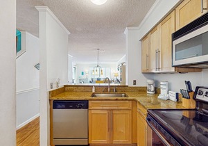 Serene, updated villa with WiFi, washer/dryer, central AC & pool