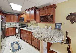 Sixth floor bayside condo with pool & hot tub access, central AC