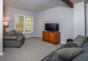 Ski In/Ski Out townhome with Lake Access & a Hot tub in the heart of DCL!