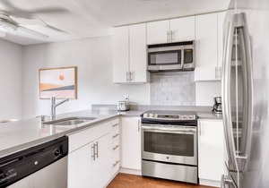 Sleek Foster City 1BR w/Pool, Bball & Spa, near Caltrain, by Blueground