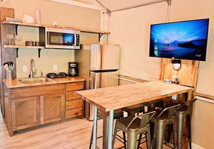 Sleeps 6! Brand new Cabin with many amenities: Pool, hot tub, kayaking! - SG7
