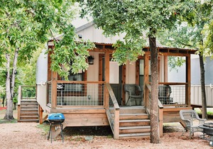 Sleeps 6! Brand new Cabin with many amenities: Pool, hot tub, kayaking! - SG7