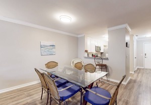 Snow Bird Friendly, ground-floor island gem with pool access - walk to beach