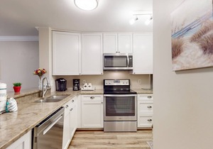 Snow Bird Friendly, ground-floor island gem with pool access - walk to beach