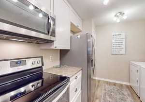 Snow Bird Friendly, ground-floor island gem with pool access - walk to beach