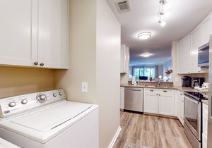 Snow Bird Friendly, ground-floor island gem with pool access - walk to beach