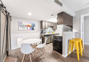 SoCo 2BR corner suite, king bed, fast WiFi