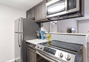 SoCo 2BR corner suite, king bed, fast WiFi