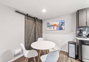 SoCo 2BR corner suite, king bed, fast WiFi