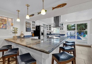Southern Comfort: Beautiful Beach House with Heated Pool. Dog-Friendly and Steps to Beach!