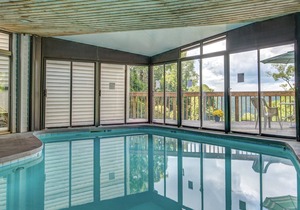 Spacious and cozy w. screened-in balcony, resort indoor pool + arcade