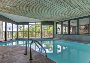 Spacious and cozy w. screened-in balcony, resort indoor pool + arcade
