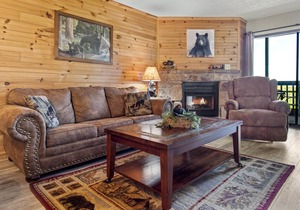 Spacious and cozy w. screened-in balcony, resort indoor pool + arcade