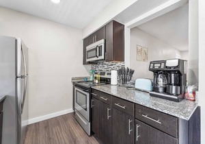 Spacious and Fun King Bed 2BR, 5 Min to DT