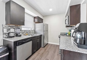 Spacious and Fun King Bed 2BR, 5 Min to DT