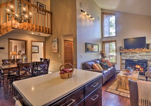 Spacious Breckenridge Condo: Walk to Ski Lifts!