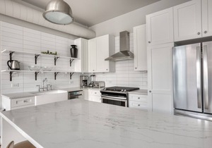 Spacious River North 3BR w/Gym, Rooftop, walk to L & Park, by Blueground (ID #CHI323)