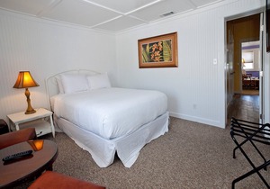 Spacious Suite w/ Full Kitchen, WiFi, & Veranda - Near Dining & Shops