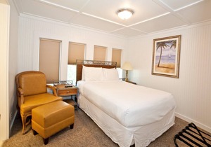 Spacious Suite w/ Full Kitchen, WiFi, & Veranda - Near Dining & Shops