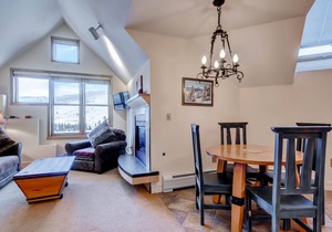 Studio condo w/full kitchen Walk to the slopes Kids Ski Free by RedAwning