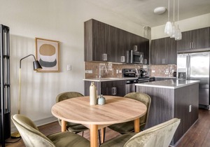 Stunning Downtown 1BR w/Gym, W/D, Pool, walk to 6th St, by Blueground